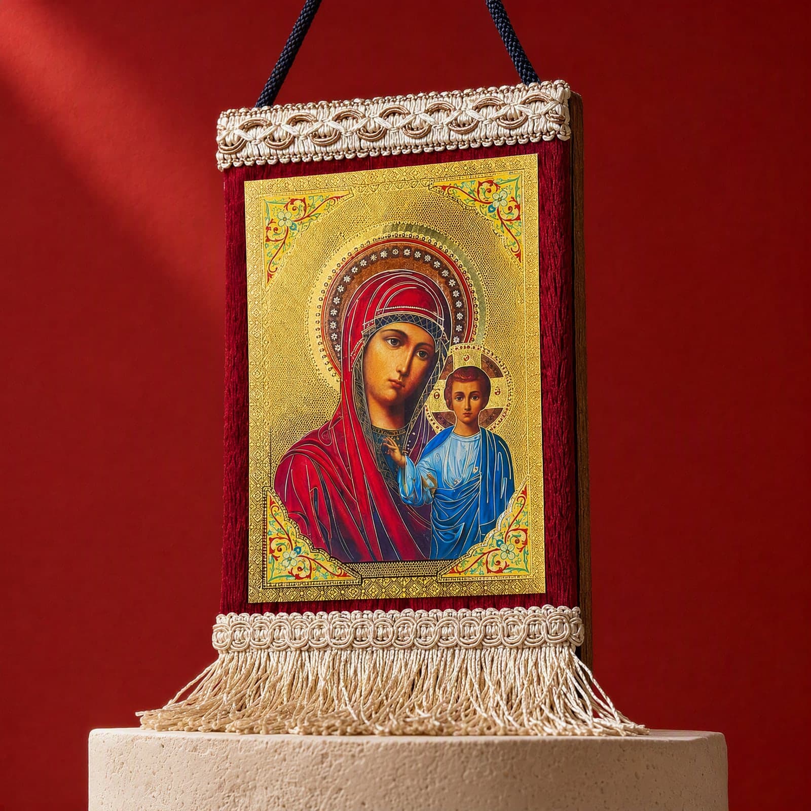 Orthodox Virgin Mary & Jesus, hanging icon (20 × 13 cm): close-up of the holy image, the foil and the frame.