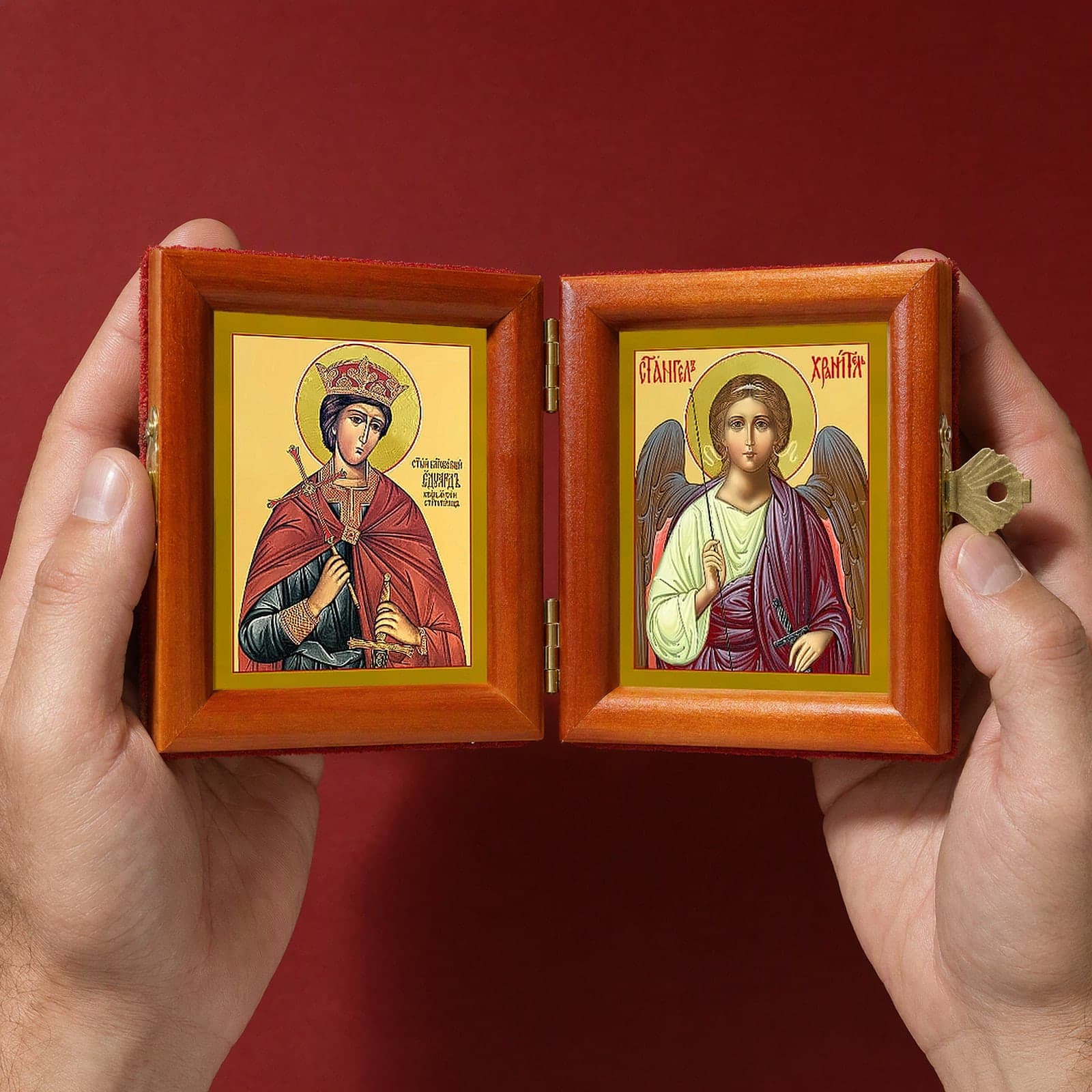 Складень «Мученик Эдуард, король Английский, и Ангел Хранитель», раскрытый, как книга, в обеих руках, чтобы показать его натуральную величину: в раскрытом виде 6.5 дюйма (16.5 см) в ширину — примерно две ладони.